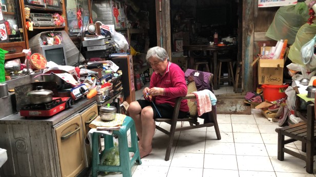 虎仔店女主人，如果我在就會開門